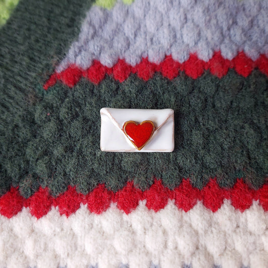 Spilla Bustina con cuoricino in ceramica