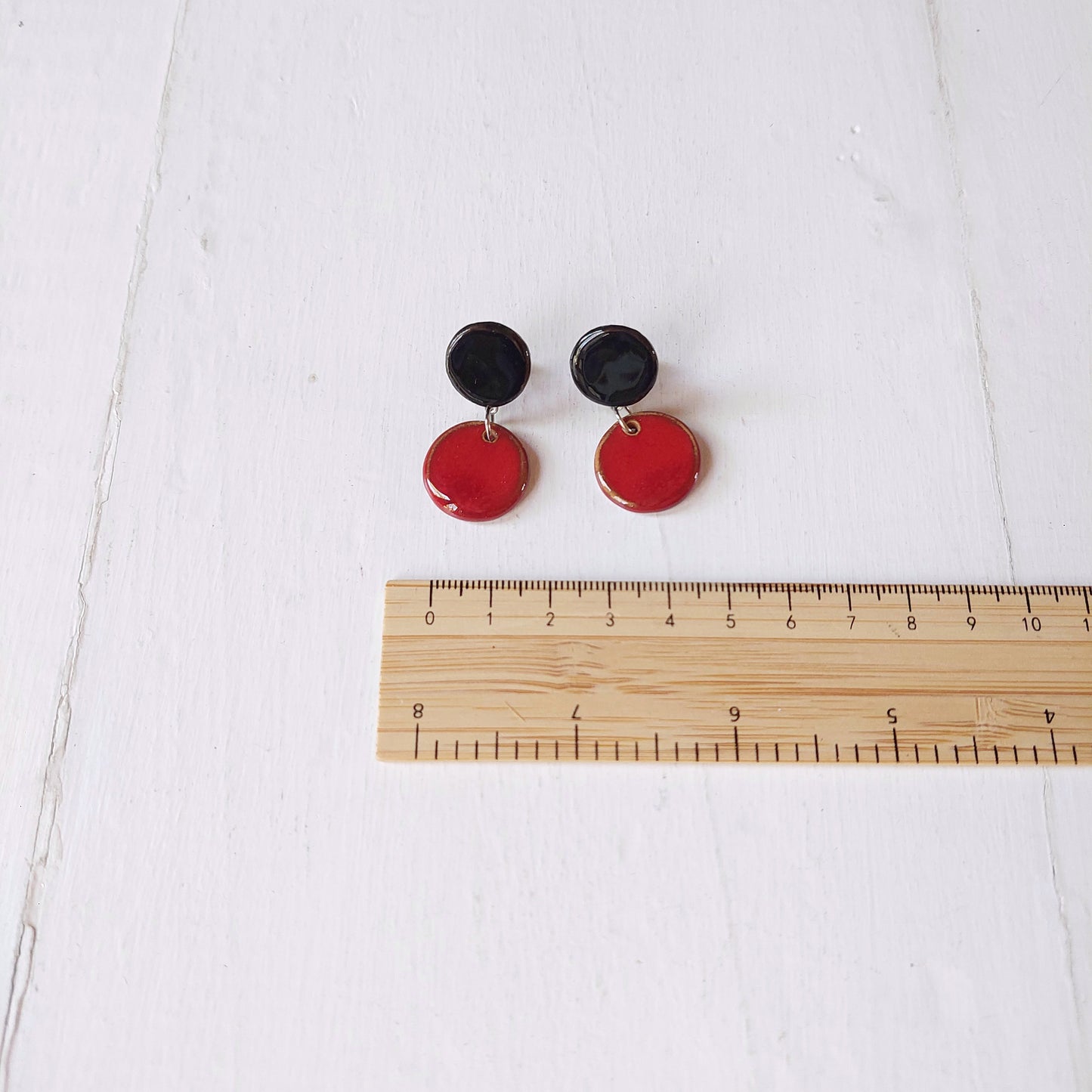 Orecchini Viaggi pendenti con perle in ceramica in tre varianti colore