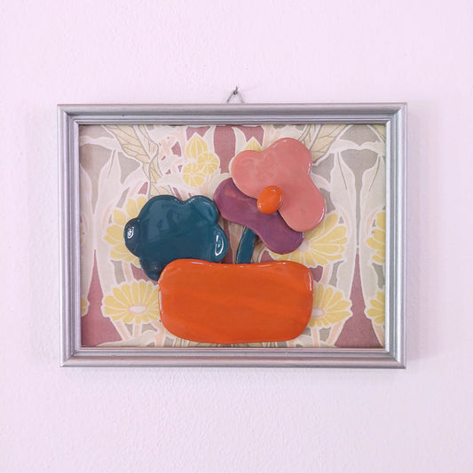 Quadro con fiori in ceramica e cornice in legno.